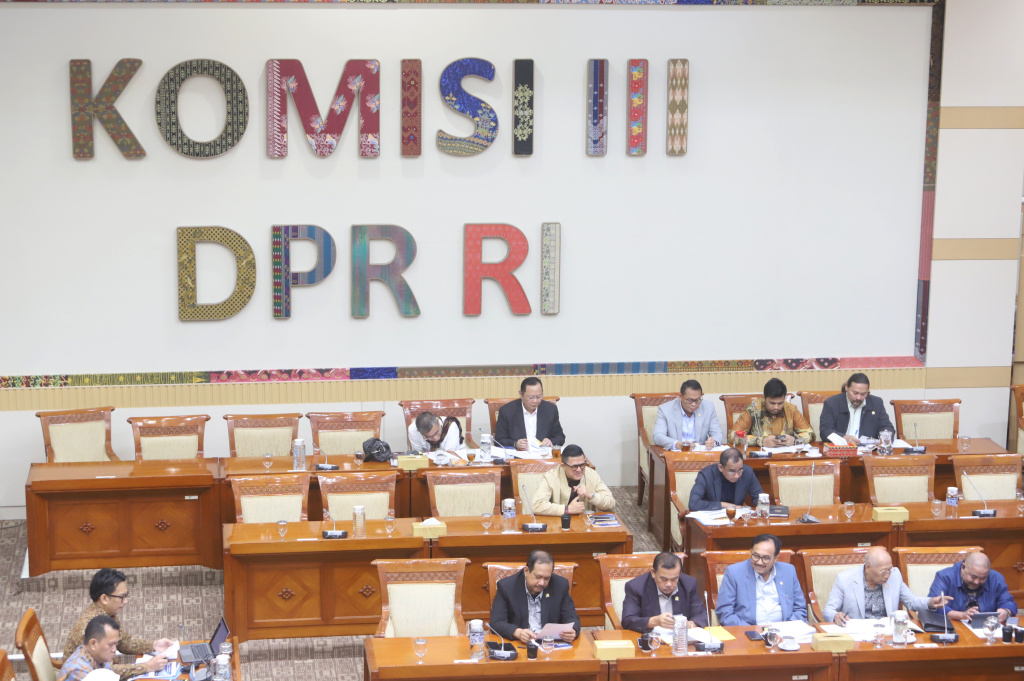 Komisi III DPR menggelar raker dengan Kepala PPATK Ivan Yustiviandana membahas rencana kerja 2026 (Ashar/SinPo.id)