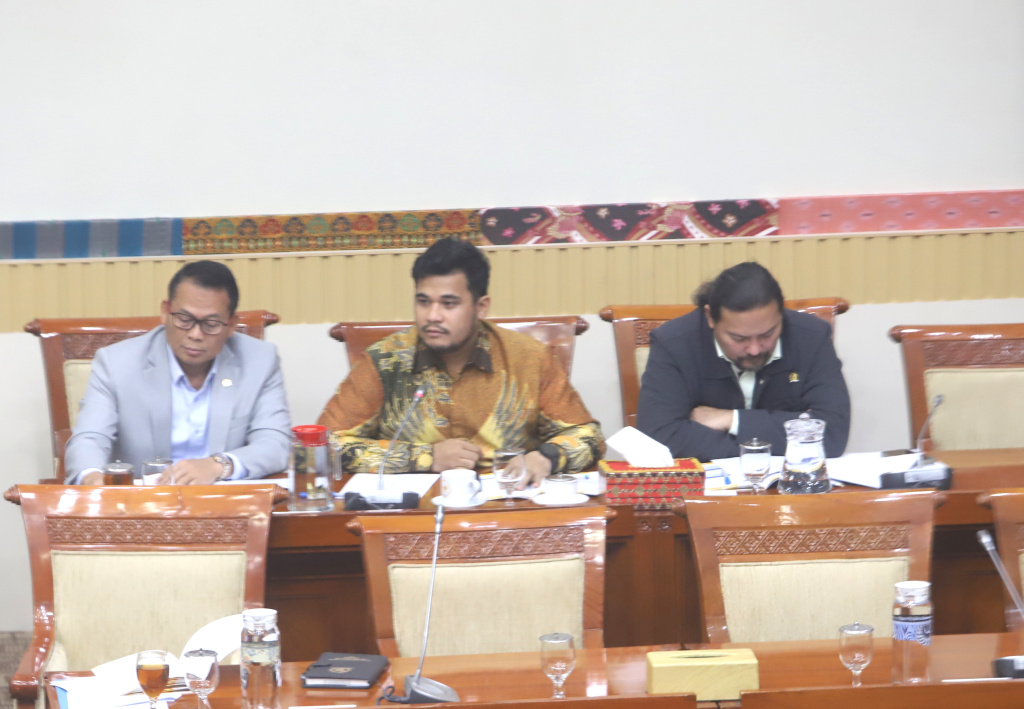 Komisi III DPR menggelar raker dengan Kepala PPATK Ivan Yustiviandana membahas rencana kerja 2026 (Ashar/SinPo.id)