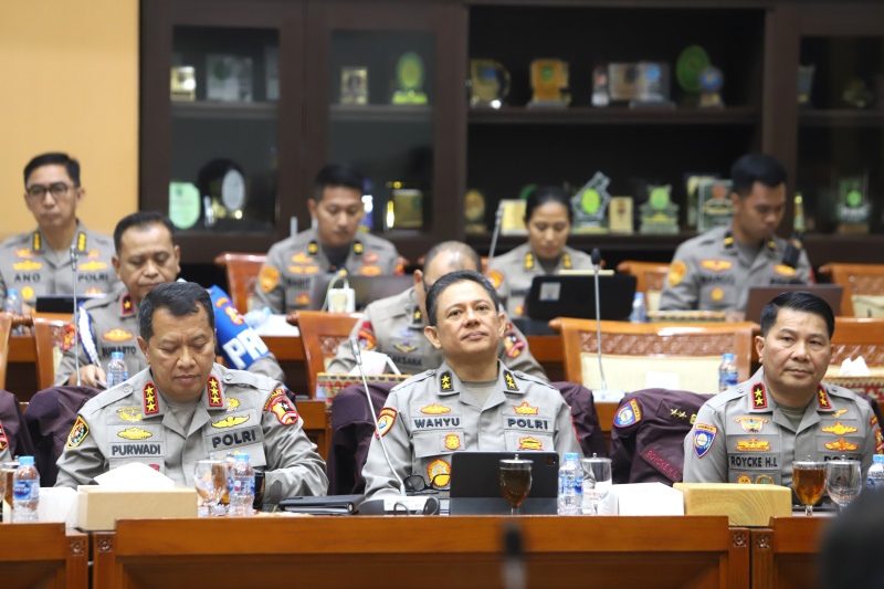 Komisi III DPR gelar raker dengan Wakapolri bahas RAPBN 2025 (Ashar/SinPo.id)