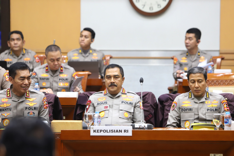 Komisi III DPR gelar raker dengan Wakapolri bahas RAPBN 2025 (Ashar/SinPo.id)