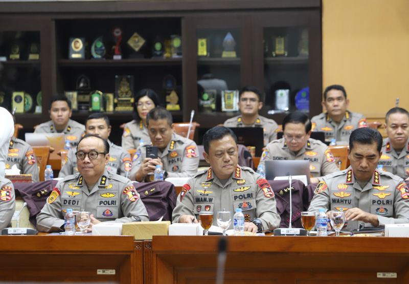 Komisi III DPR gelar raker dengan Wakapolri bahas RAPBN 2025 (Ashar/SinPo.id)