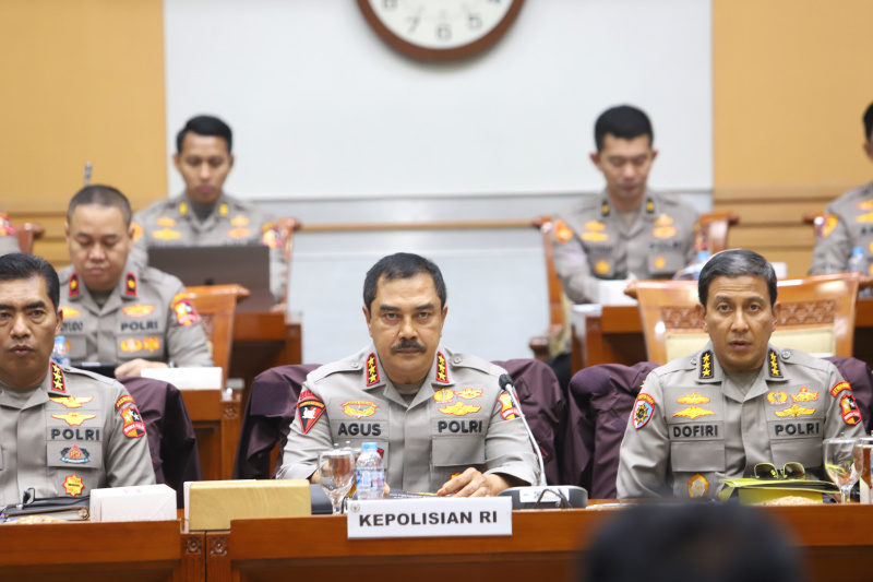 Komisi III DPR gelar raker dengan Wakapolri bahas RAPBN 2025 (Ashar/SinPo.id)