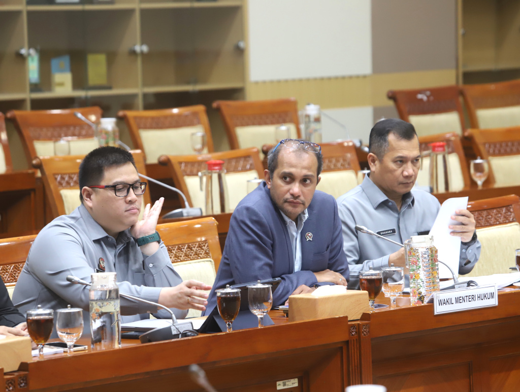 Komisi III DPR menggelar Rapat Kerja dengan Wamenkum Edward Omar Sharif Hiariej membahas pembentukan Panja RUU Penyesuaian Pidana (Ashar/SinPo.id)