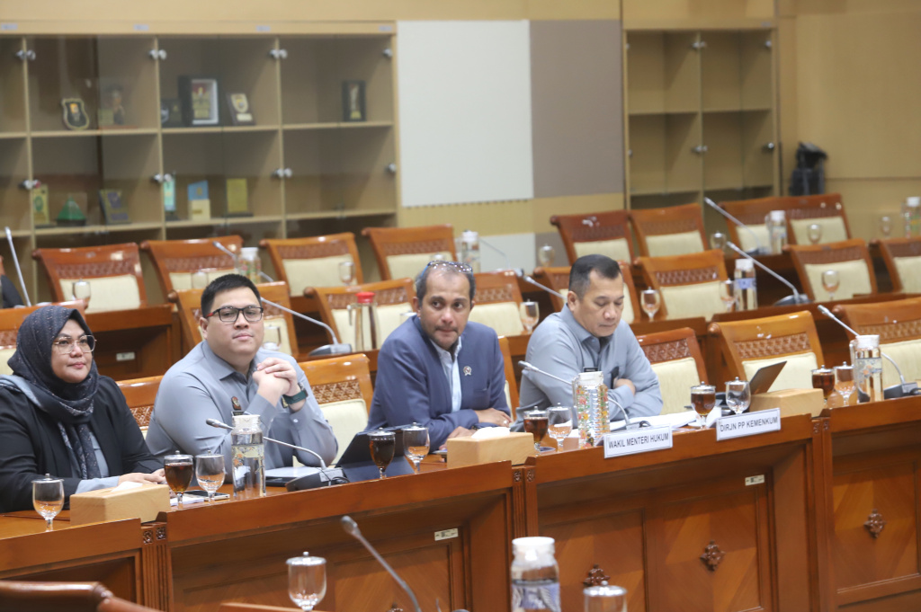 Komisi III DPR menggelar Rapat Kerja dengan Wamenkum Edward Omar Sharif Hiariej membahas pembentukan Panja RUU Penyesuaian Pidana (Ashar/SinPo.id)