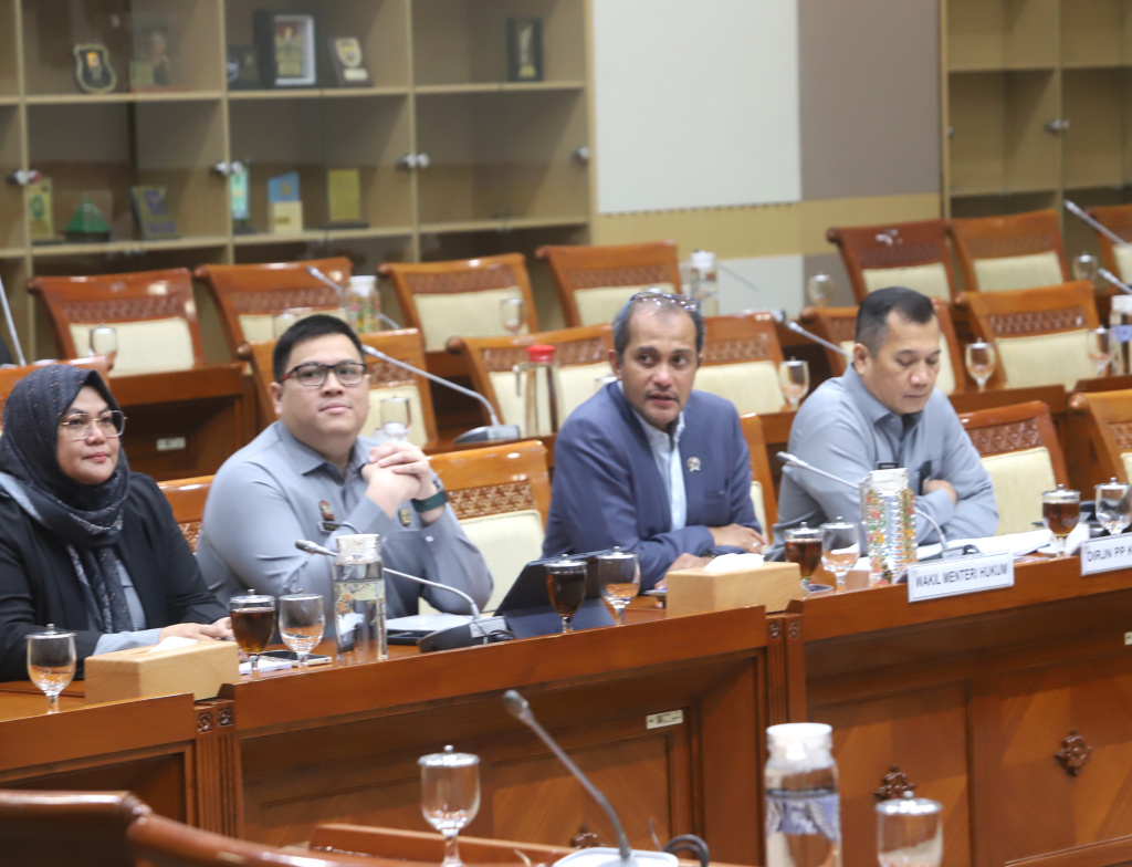 Komisi III DPR menggelar Rapat Kerja dengan Wamenkum Edward Omar Sharif Hiariej membahas pembentukan Panja RUU Penyesuaian Pidana (Ashar/SinPo.id)