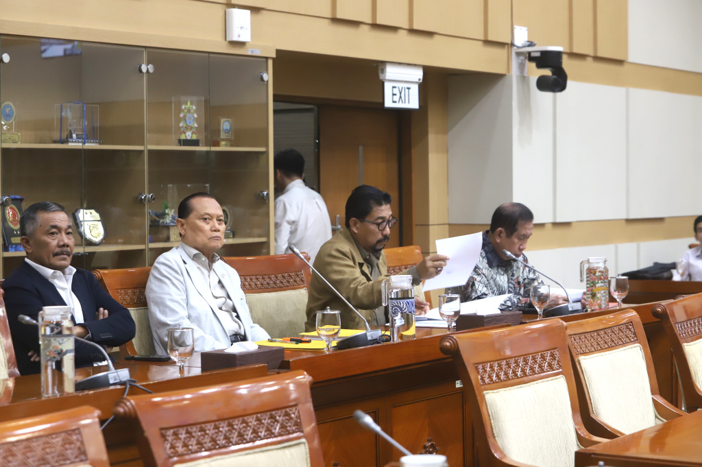 Komisi III DPR menggelar Rapat Kerja dengan Wamenkum Edward Omar Sharif Hiariej membahas pembentukan Panja RUU Penyesuaian Pidana (Ashar/SinPo.id)