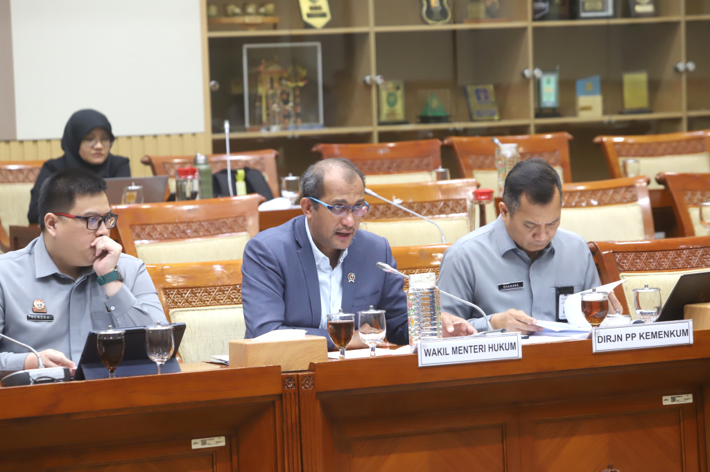 Komisi III DPR menggelar Rapat Kerja dengan Wamenkum Edward Omar Sharif Hiariej membahas pembentukan Panja RUU Penyesuaian Pidana (Ashar/SinPo.id)