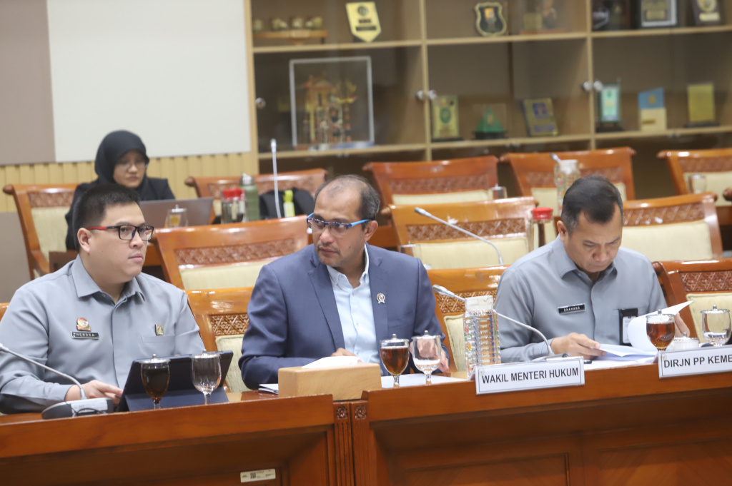 Komisi III DPR menggelar Rapat Kerja dengan Wamenkum Edward Omar Sharif Hiariej membahas pembentukan Panja RUU Penyesuaian Pidana (Ashar/SinPo.id)