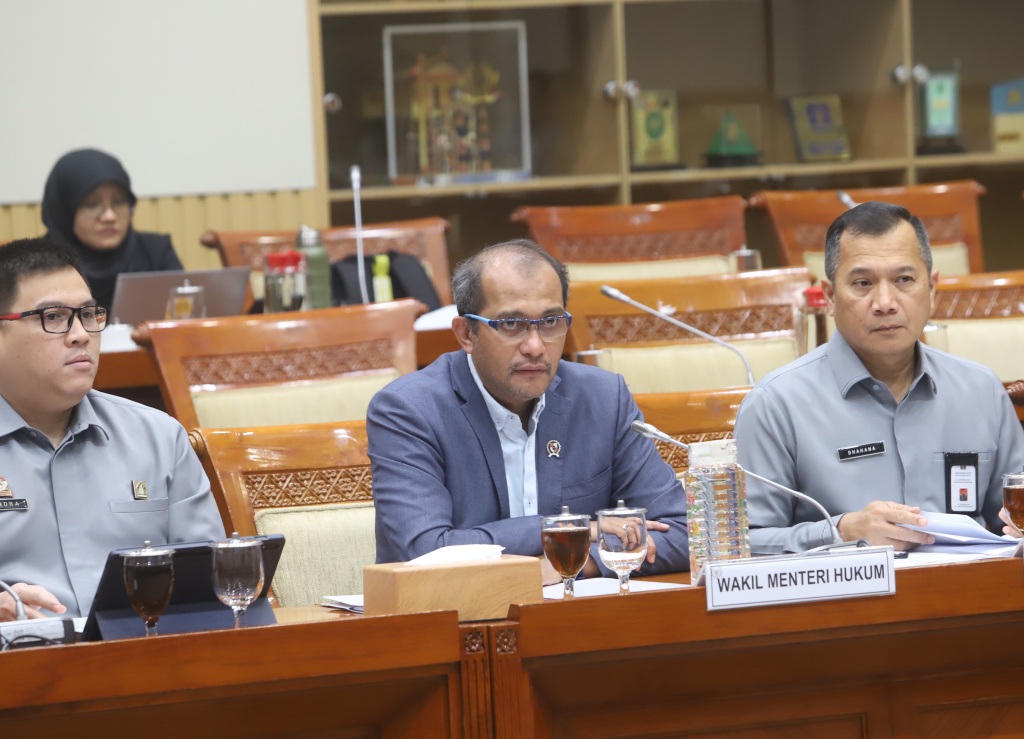 Komisi III DPR menggelar Rapat Kerja dengan Wamenkum Edward Omar Sharif Hiariej membahas pembentukan Panja RUU Penyesuaian Pidana (Ashar/SinPo.id)