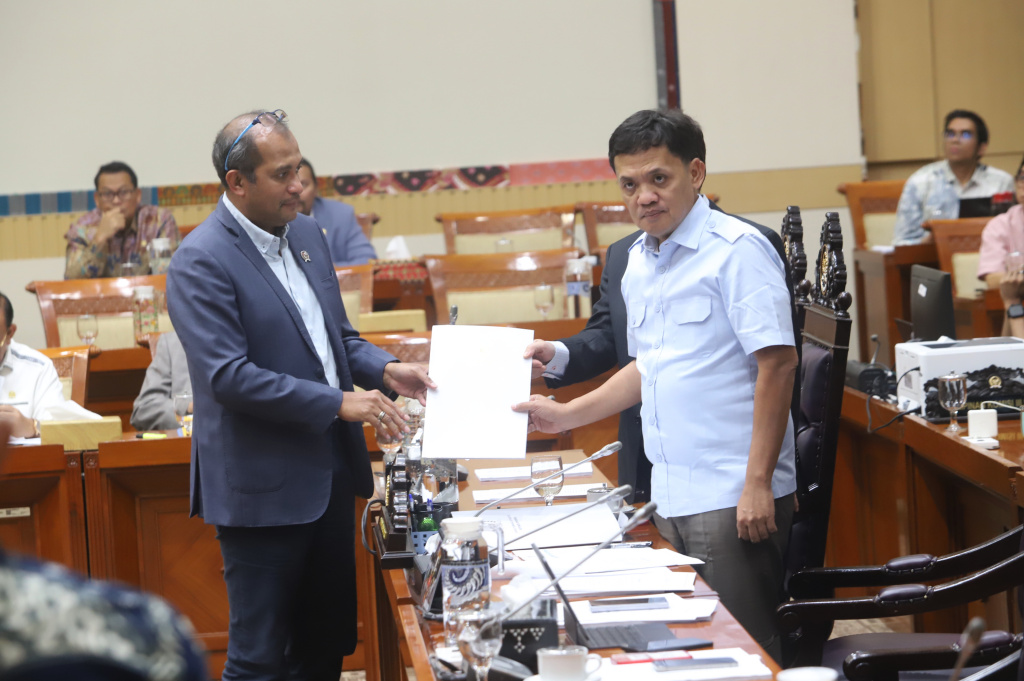 Komisi III DPR menggelar Rapat Kerja dengan Wamenkum Edward Omar Sharif Hiariej membahas pembentukan Panja RUU Penyesuaian Pidana (Ashar/SinPo.id)