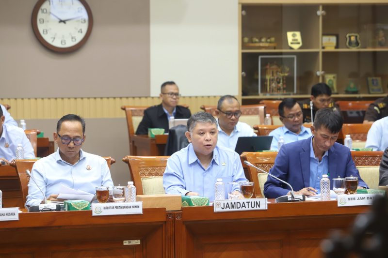 Komisi III DPR gelar RDP dengan Jaksa Agung Muda Bidang Perdata dan Tata Usaha Negara (Jamdatun) Narendra Jatna membahas program kerja (Ashar/SinPo.id)