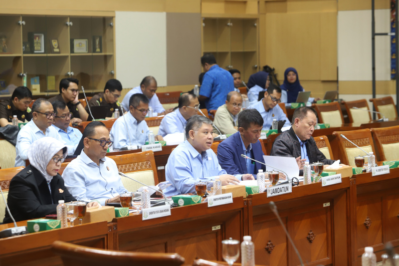 Komisi III DPR gelar RDP dengan Jaksa Agung Muda Bidang Perdata dan Tata Usaha Negara (Jamdatun) Narendra Jatna membahas program kerja (Ashar/SinPo.id)