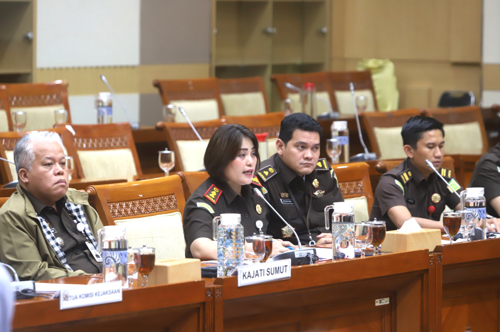 Komisi III DPR menggelar RDP dengan Kajati Sumut,Kajari, JPU Kab Karo dan Ketua Komisi Kejaksaan membahas kronologi kasus korupsi Mark up video profil desa pekerja kreatif videografer Amsal Christy Sitepu (Ashar/SinPo.id)