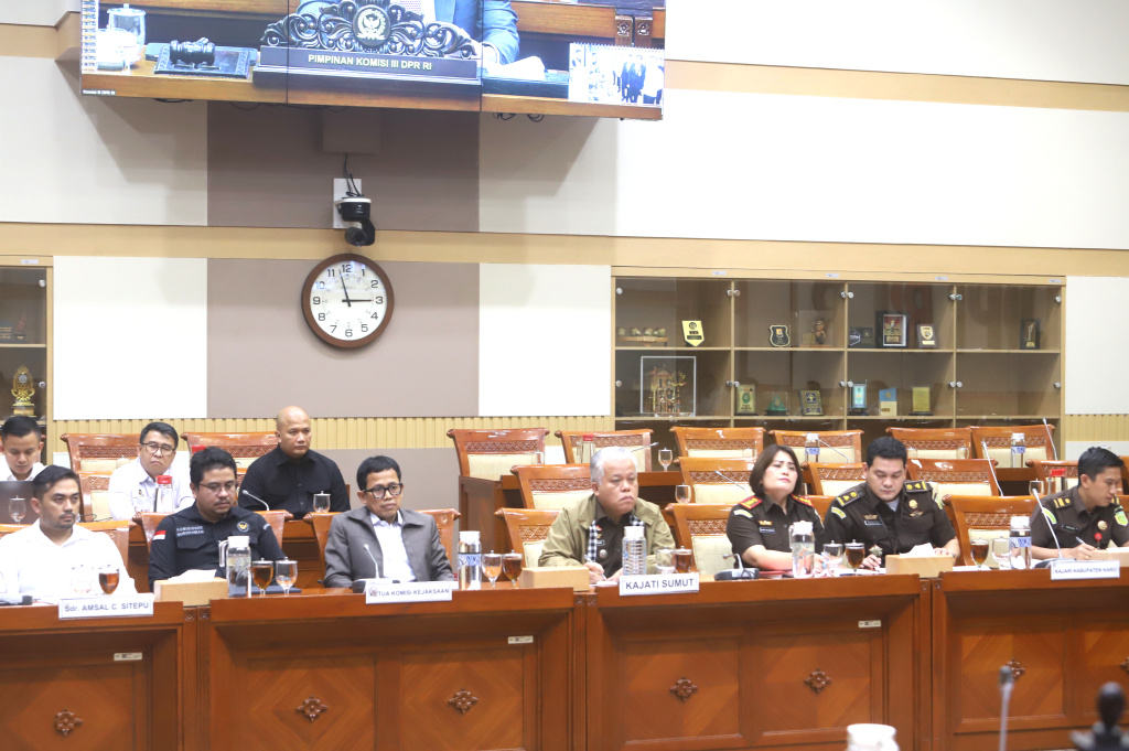Komisi III DPR menggelar RDP dengan Kajati Sumut,Kajari, JPU Kab Karo dan Ketua Komisi Kejaksaan membahas kronologi kasus korupsi Mark up video profil desa pekerja kreatif videografer Amsal Christy Sitepu (Ashar/SinPo.id)
