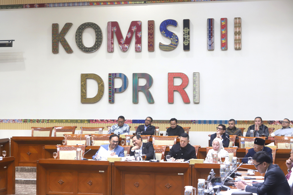Komisi III DPR menggelar RDP dengan Kajati Sumut,Kajari, JPU Kab Karo dan Ketua Komisi Kejaksaan membahas kronologi kasus korupsi Mark up video profil desa pekerja kreatif videografer Amsal Christy Sitepu (Ashar/SinPo.id)