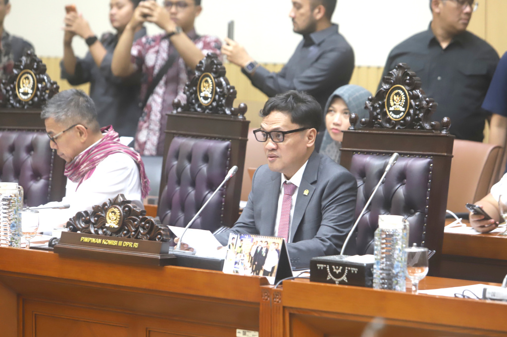Komisi III DPR menggelar RDP dengan Kajati Sumut,Kajari, JPU Kab Karo dan Ketua Komisi Kejaksaan membahas kronologi kasus korupsi Mark up video profil desa pekerja kreatif videografer Amsal Christy Sitepu (Ashar/SinPo.id)