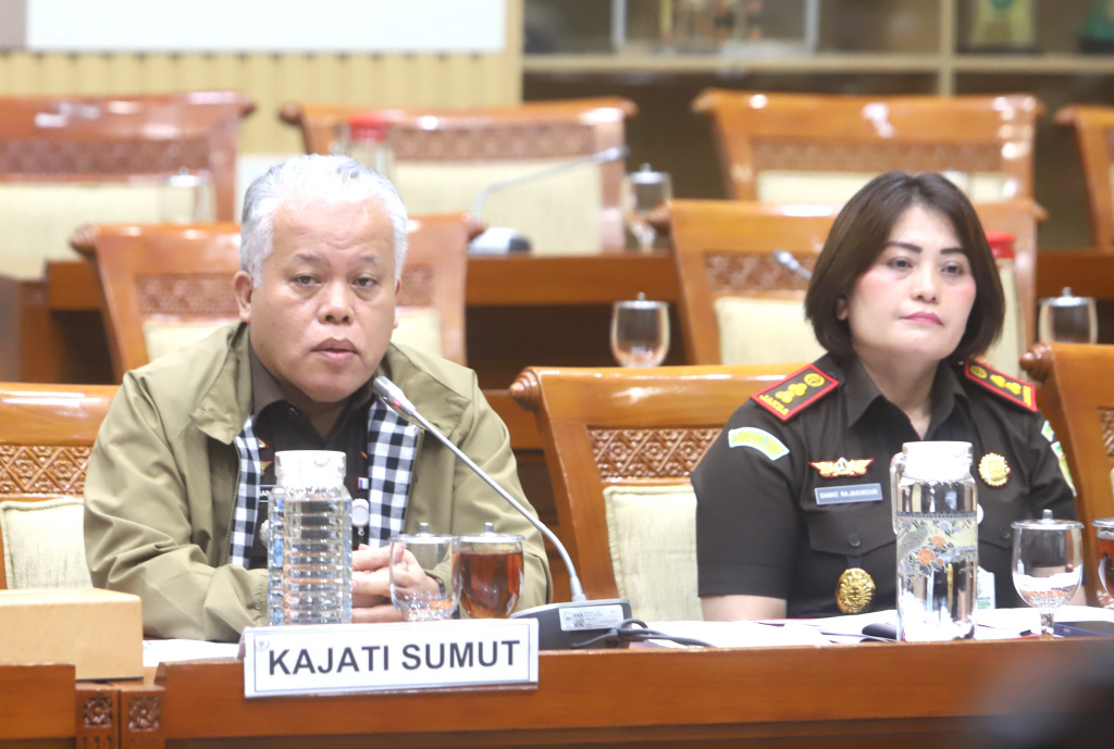 Komisi III DPR menggelar RDP dengan Kajati Sumut,Kajari, JPU Kab Karo dan Ketua Komisi Kejaksaan membahas kronologi kasus korupsi Mark up video profil desa pekerja kreatif videografer Amsal Christy Sitepu (Ashar/SinPo.id)