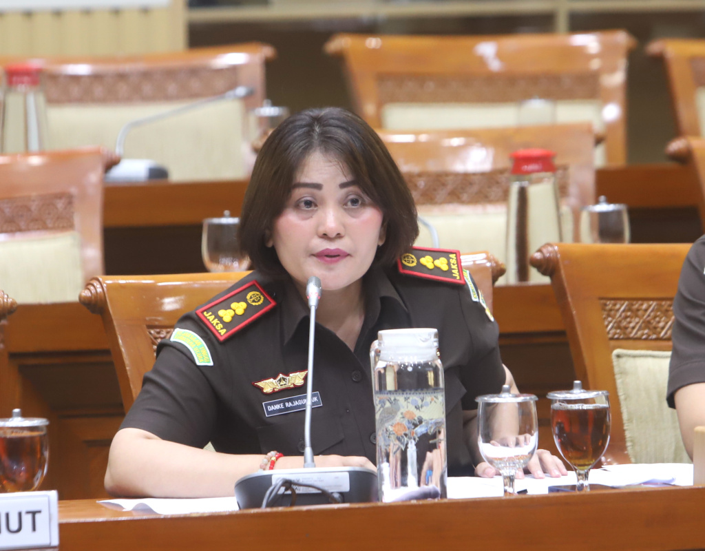 Komisi III DPR menggelar RDP dengan Kajati Sumut,Kajari, JPU Kab Karo dan Ketua Komisi Kejaksaan membahas kronologi kasus korupsi Mark up video profil desa pekerja kreatif videografer Amsal Christy Sitepu (Ashar/SinPo.id)