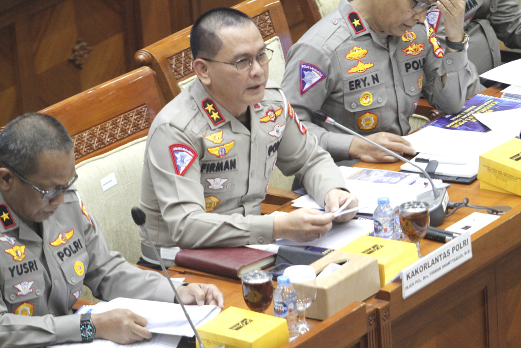 Komisi III DPR gelar RDP dengan Kakorlantas Polri Irjen Pol Firman Shantybudi membahas PNBP (Ashar/SinPo.id)