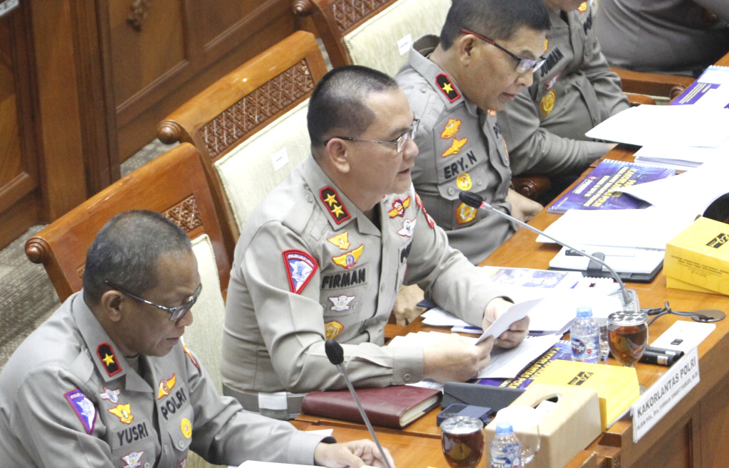 Komisi III DPR gelar RDP dengan Kakorlantas Polri Irjen Pol Firman Shantybudi membahas PNBP (Ashar/SinPo.id)