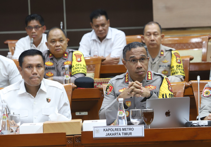 Komisi III gelar RDP dengan Kapolda Kalteng dan Polres Metro Jaktim terkait kasus pembunuhan di Katingan, Kalteng dan Penganiayaan terhadap karyawan tokoh roti yang dilakukan oleh anak bos roti (Ashar/SinPo.id)