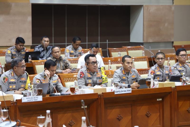 Komisi III gelar RDP dengan Kapolda Kalteng dan Polres Metro Jaktim terkait kasus pembunuhan di Katingan, Kalteng dan Penganiayaan terhadap karyawan tokoh roti yang dilakukan oleh anak bos roti (Ashar/SinPo.id)