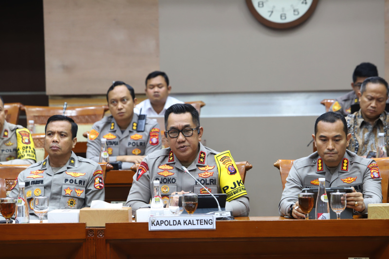 Komisi III gelar RDP dengan Kapolda Kalteng dan Polres Metro Jaktim terkait kasus pembunuhan di Katingan, Kalteng dan Penganiayaan terhadap karyawan tokoh roti yang dilakukan oleh anak bos roti (Ashar/SinPo.id)