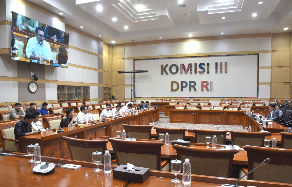 Ketua Komisi III DPR Habiburokhman menggelar RDPU dengan Aliansi Mahasiswa Nusantara membahas menerima dan masukan tentang RUU KUHAP dan Penegakan Hukum (Ashar/SinPo.id)