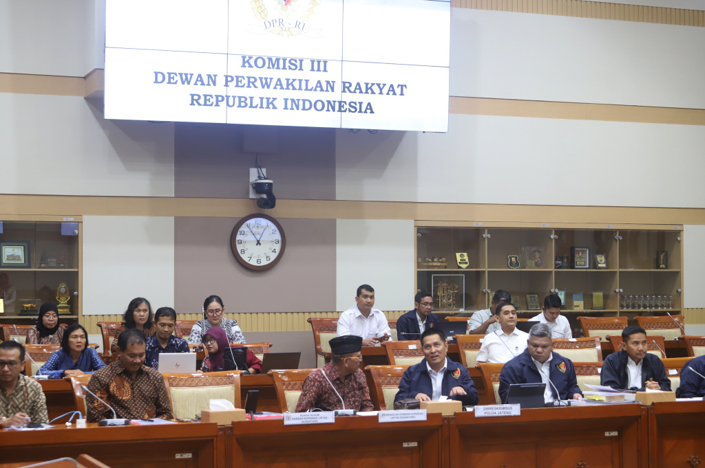 Komisi III DPR menggelar RDPU dengan perwakilan korban Koperasi Bahana Lintas Nusantara (Ashar/SinPo.id)