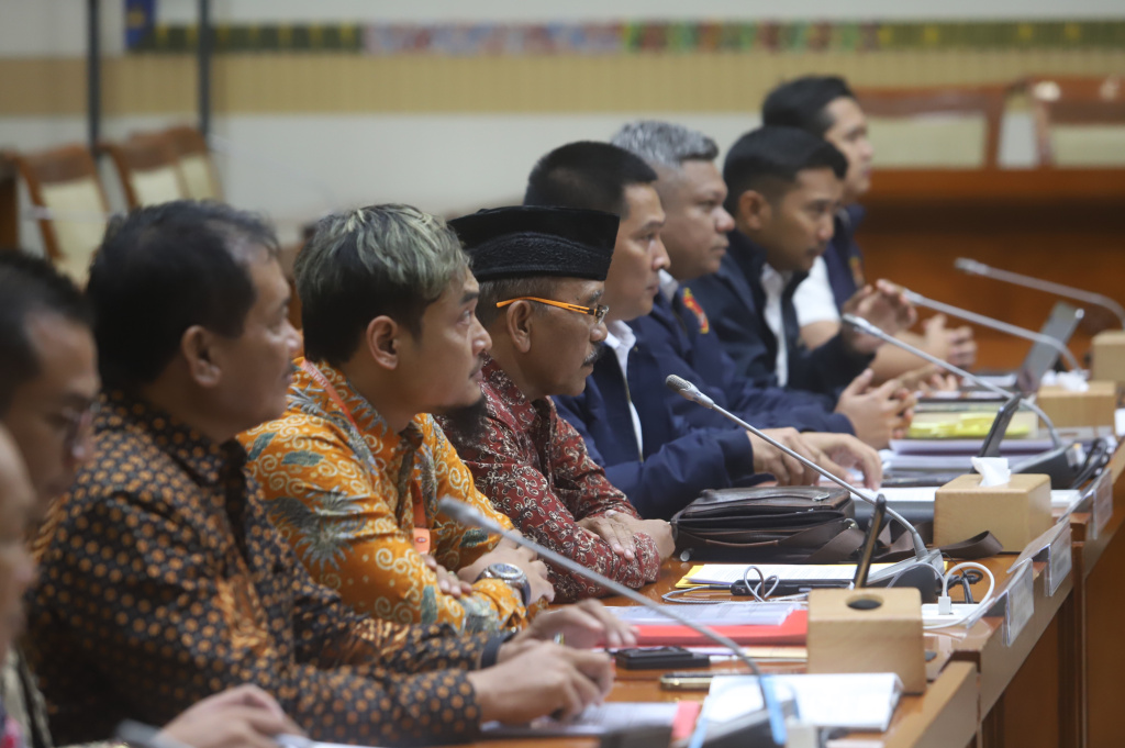 Komisi III DPR menggelar RDPU dengan perwakilan korban Koperasi Bahana Lintas Nusantara (Ashar/SinPo.id)