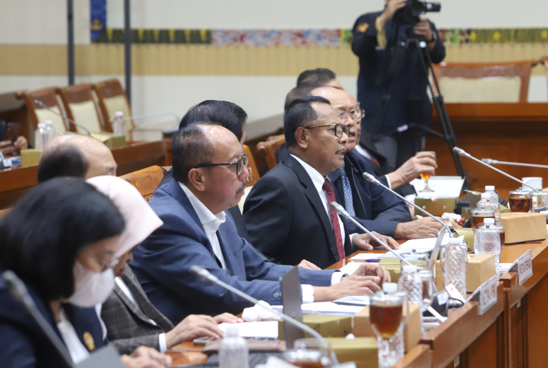 Komisi III DPR menggelar RDPU dengan Ketua LPSK dan PERADI membahas tentang KUHAP (Ashar/SinPo.id)