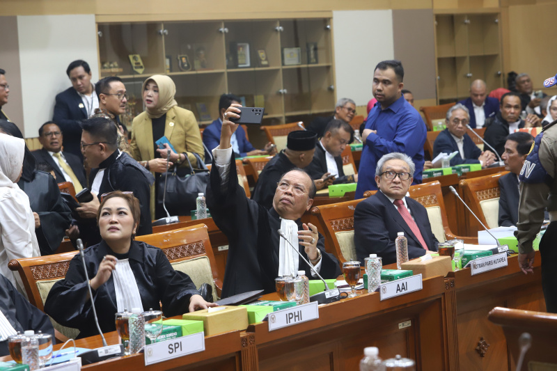 Komisi III DPR menggelar RDPU dengan organisasi Advokat Seluruh Indonesia terkait pembahasan RUU KUHAP (Ashar/SinPo.id)