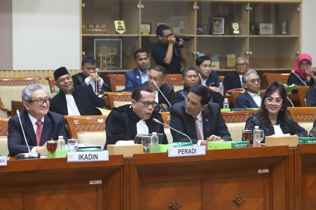 Komisi III DPR menggelar RDPU dengan organisasi Advokat Seluruh Indonesia terkait pembahasan RUU KUHAP (Ashar/SinPo.id)