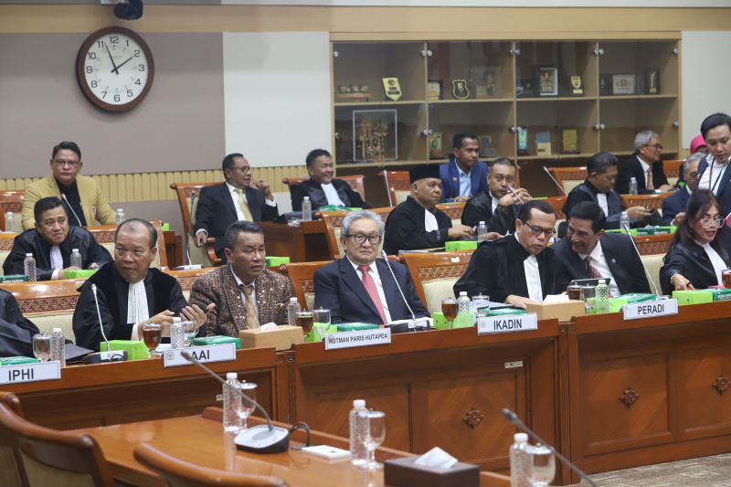Komisi III DPR menggelar RDPU dengan organisasi Advokat Seluruh Indonesia terkait pembahasan RUU KUHAP (Ashar/SinPo.id)