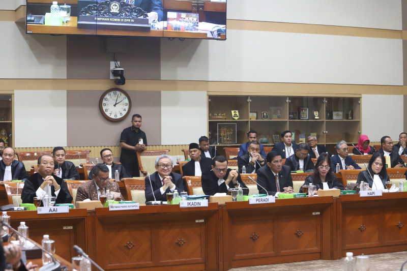 Komisi III DPR menggelar RDPU dengan organisasi Advokat Seluruh Indonesia terkait pembahasan RUU KUHAP (Ashar/SinPo.id)
