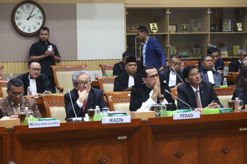 Komisi III DPR menggelar RDPU dengan organisasi Advokat Seluruh Indonesia terkait pembahasan RUU KUHAP (Ashar/SinPo.id)