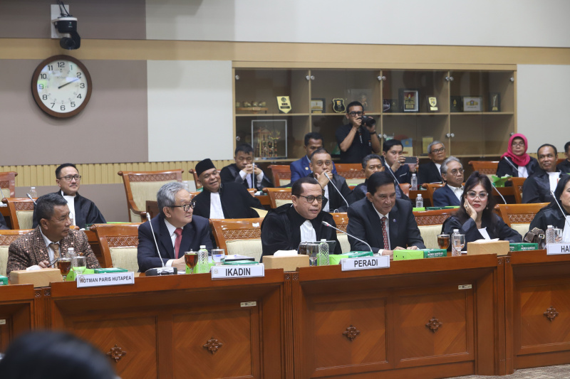 Komisi III DPR menggelar RDPU dengan organisasi Advokat Seluruh Indonesia terkait pembahasan RUU KUHAP (Ashar/SinPo.id)