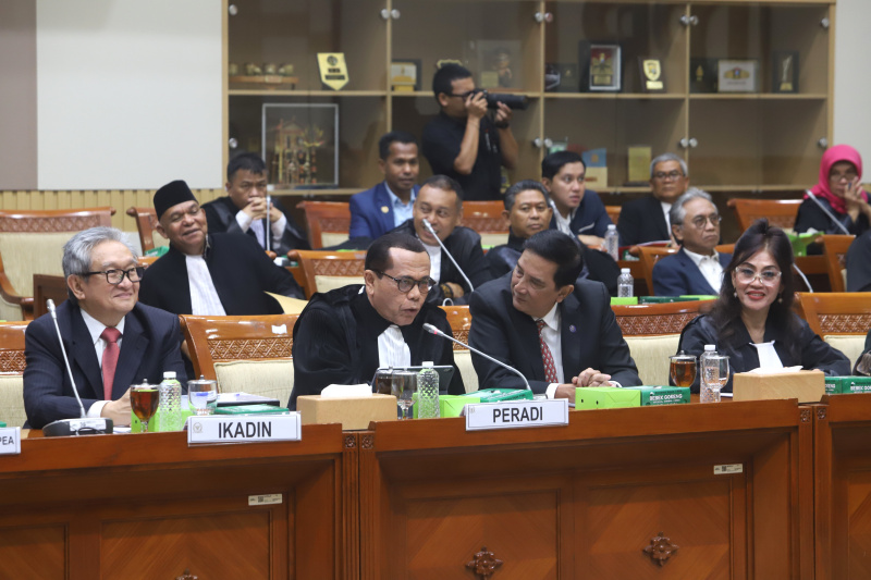 Komisi III DPR menggelar RDPU dengan organisasi Advokat Seluruh Indonesia terkait pembahasan RUU KUHAP (Ashar/SinPo.id)