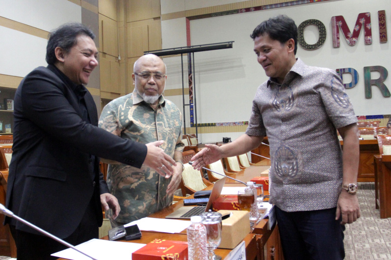 Komisi III DPR menggelar RDPU dengan para pakar terkait putusan MK soal pemilu (Ashar/SinPo.id)