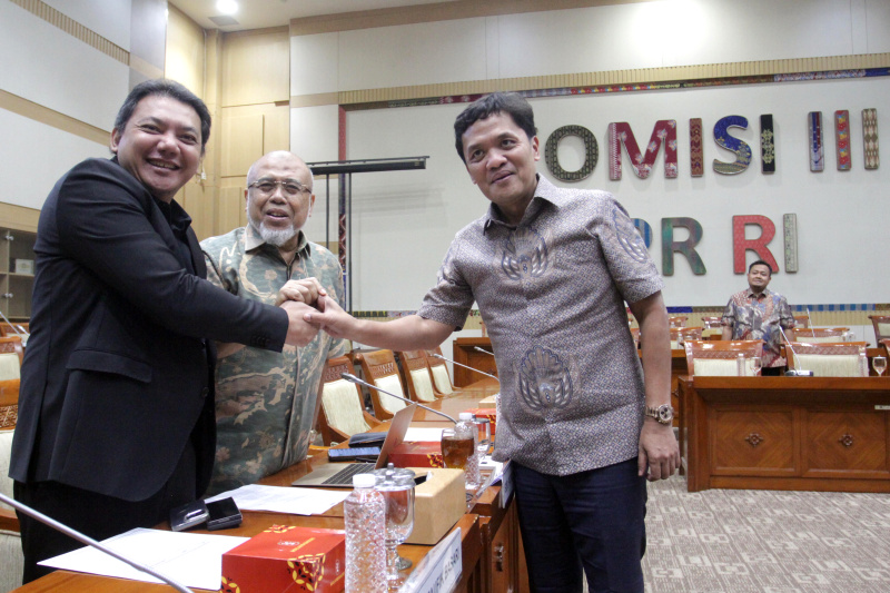 Komisi III DPR menggelar RDPU dengan para pakar terkait putusan MK soal pemilu (Ashar/SinPo.id)