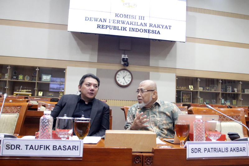 Komisi III DPR menggelar RDPU dengan para pakar terkait putusan MK soal pemilu (Ashar/SinPo.id)