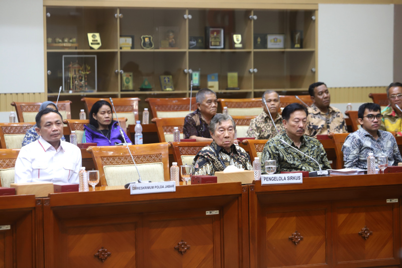 Komisi III DPR gela RDPU dengan para korban penganiayaan pemain sirkus taman safari (Ashar/SinPo.id)