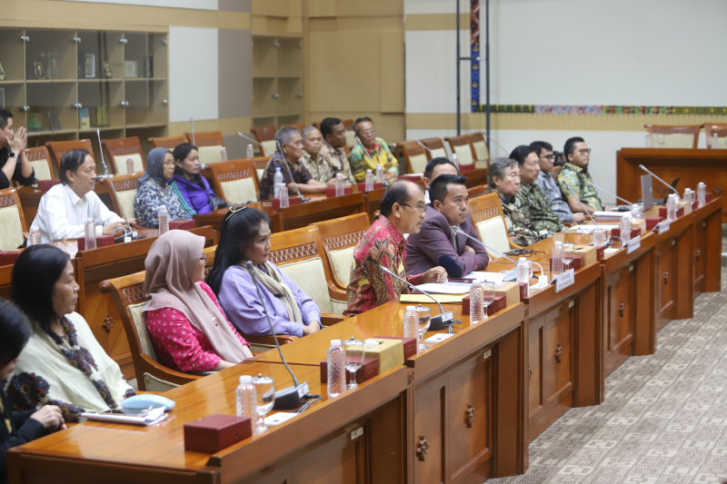 Komisi III DPR gela RDPU dengan para korban penganiayaan pemain sirkus taman safari (Ashar/SinPo.id)