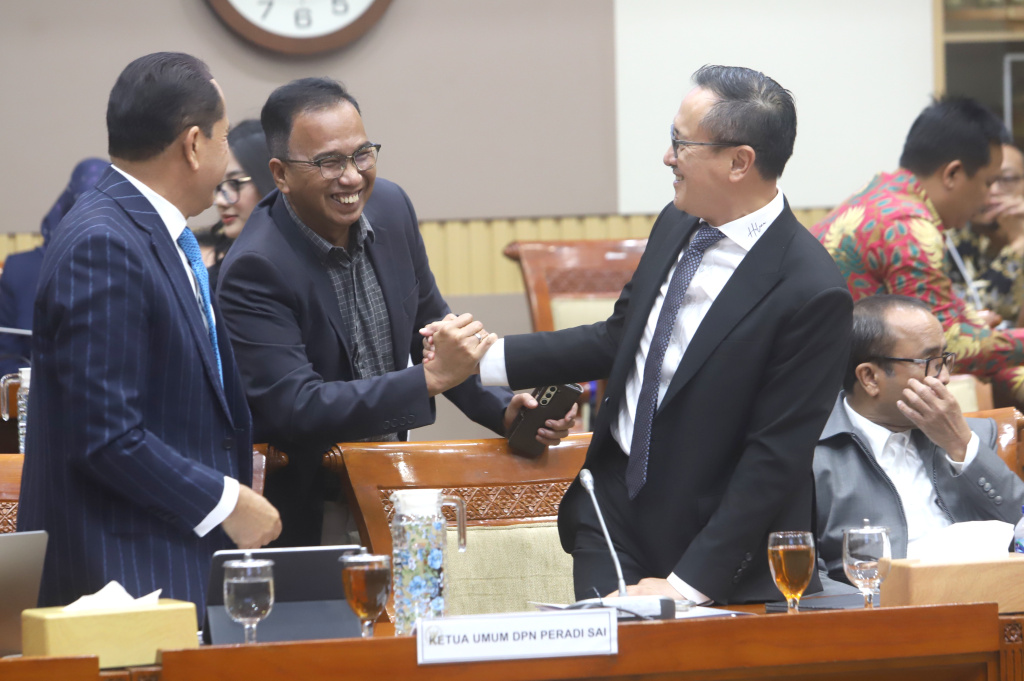 Komisi III DPR menggelar RDPU dengan PERADI membahas masukan terkait KUHP baru dan RUU tentang Advokat (Ashar/SinPo.id)