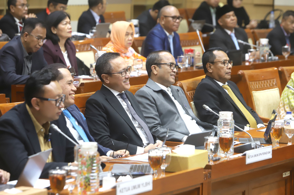 Komisi III DPR menggelar RDPU dengan PERADI membahas masukan terkait KUHP baru dan RUU tentang Advokat (Ashar/SinPo.id)