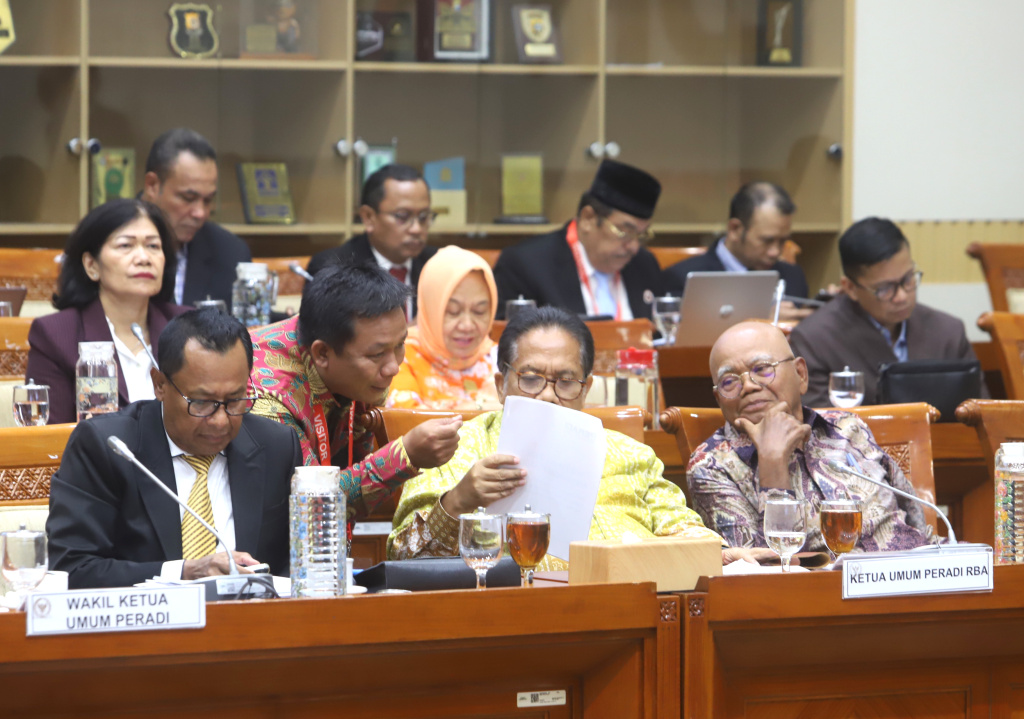 Komisi III DPR menggelar RDPU dengan PERADI membahas masukan terkait KUHP baru dan RUU tentang Advokat (Ashar/SinPo.id)