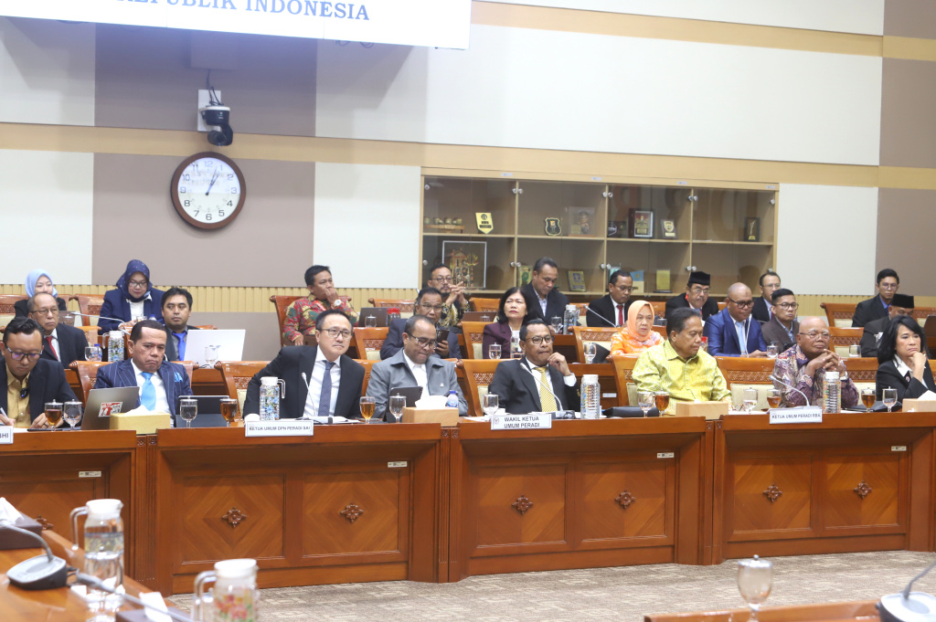 Komisi III DPR menggelar RDPU dengan PERADI membahas masukan terkait KUHP baru dan RUU tentang Advokat (Ashar/SinPo.id)