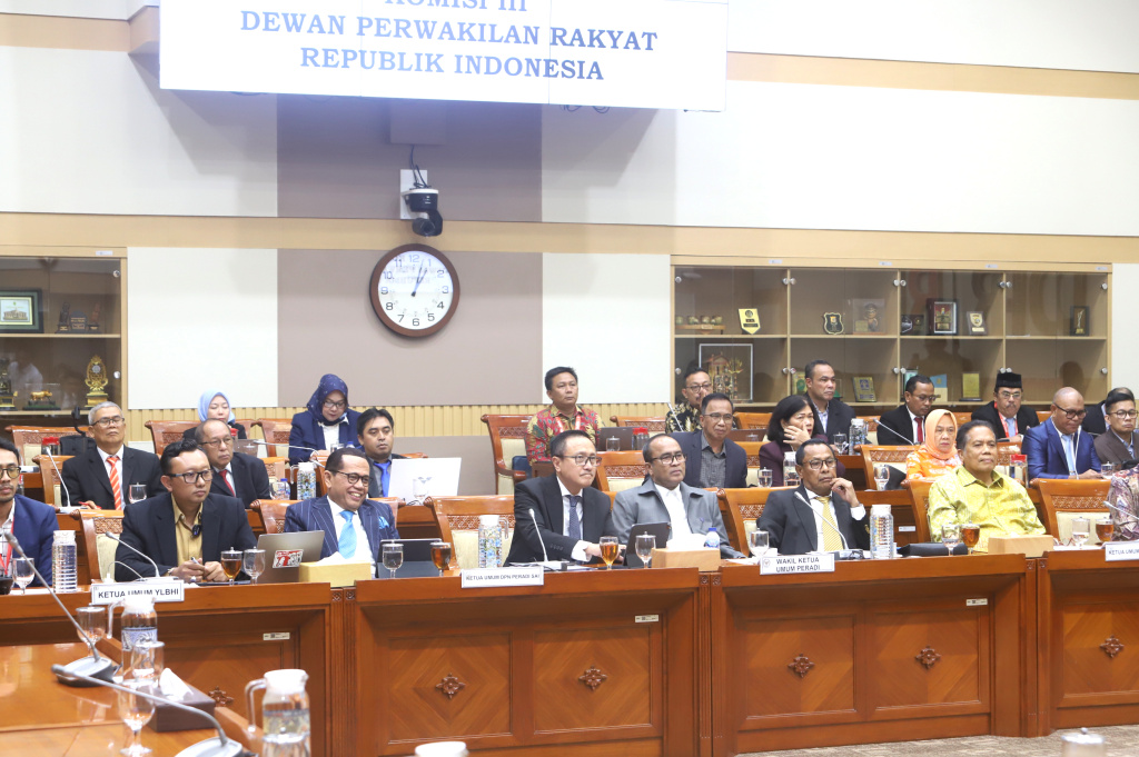 Komisi III DPR menggelar RDPU dengan PERADI membahas masukan terkait KUHP baru dan RUU tentang Advokat (Ashar/SinPo.id)
