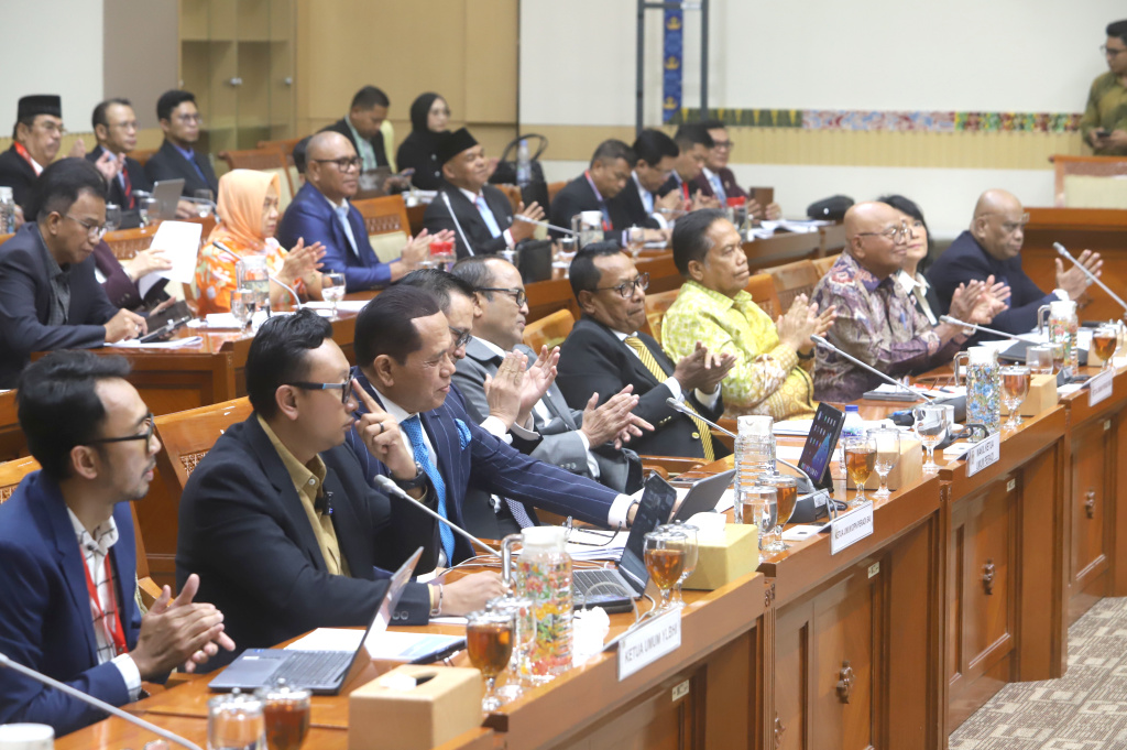 Komisi III DPR menggelar RDPU dengan PERADI membahas masukan terkait KUHP baru dan RUU tentang Advokat (Ashar/SinPo.id)