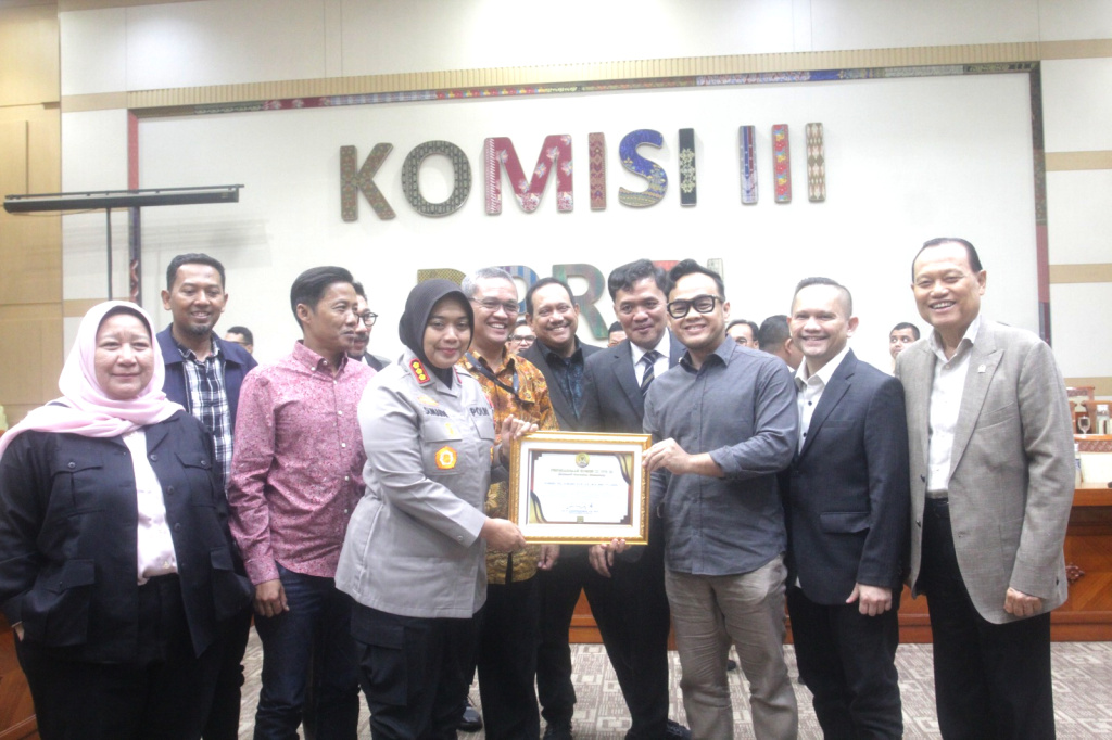 Komisi III DPR gelar RDPU perdamaian dengan perwakilan warga cluster Vasana dan Neo Vasana dengan PT Hasana Damai Putra (Ashar/SinPo.id)